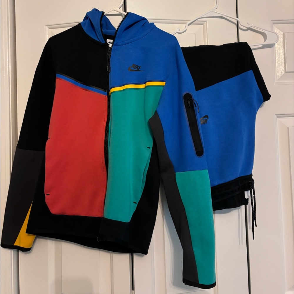 Mens Nike Tech suit